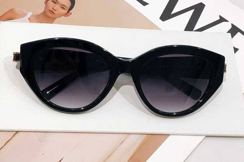 BV40046I Sunglasses Black Gradient Gray