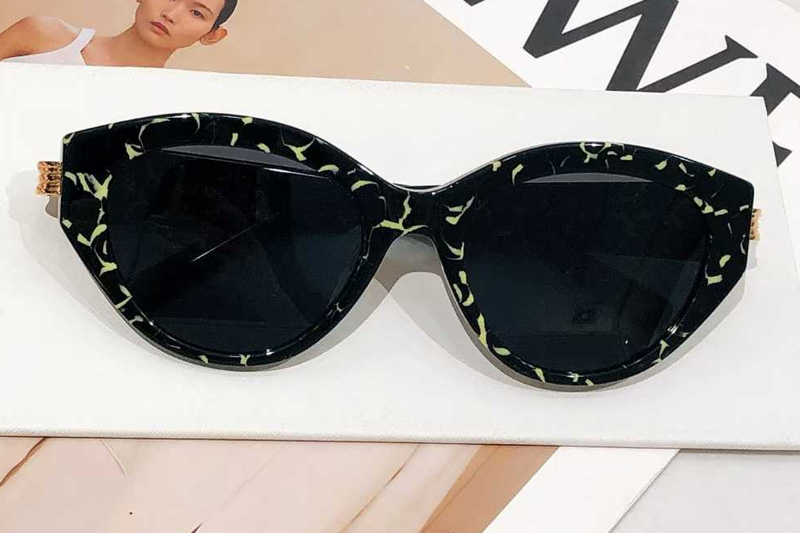 BV40046I Sunglasses Black Green Gray
