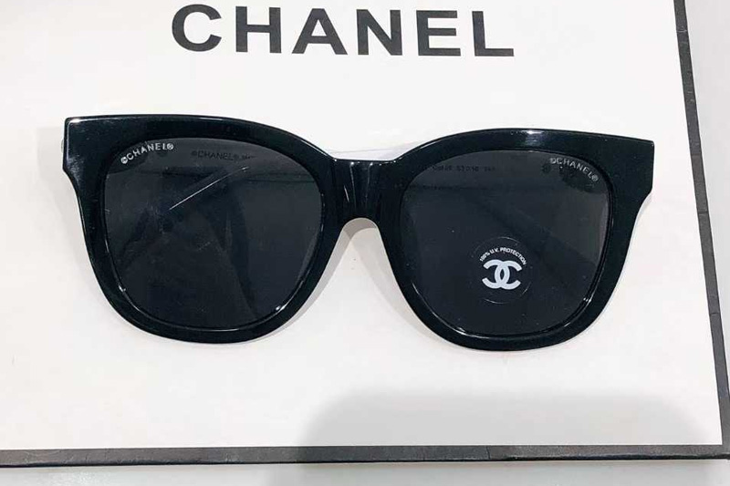CH0550 Sunglasses Black White Gray