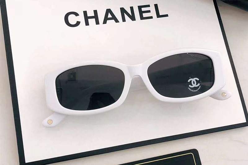 CH74573S Sunglasses In White Gold