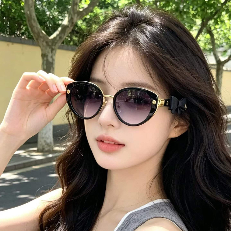 CH9188 Sunglasses Black Gradient Gray