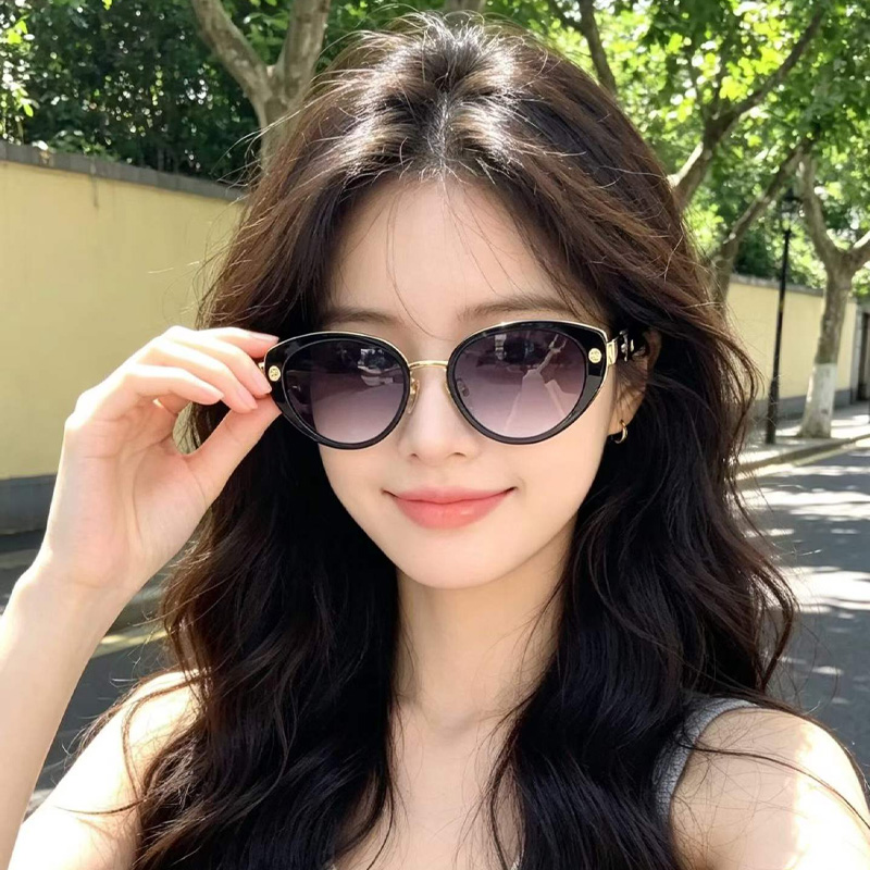 CH9188 Sunglasses Black Gradient Gray
