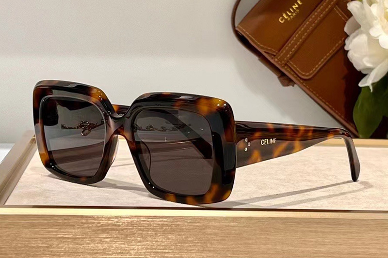 CL40263 Sunglasses In Tortoise