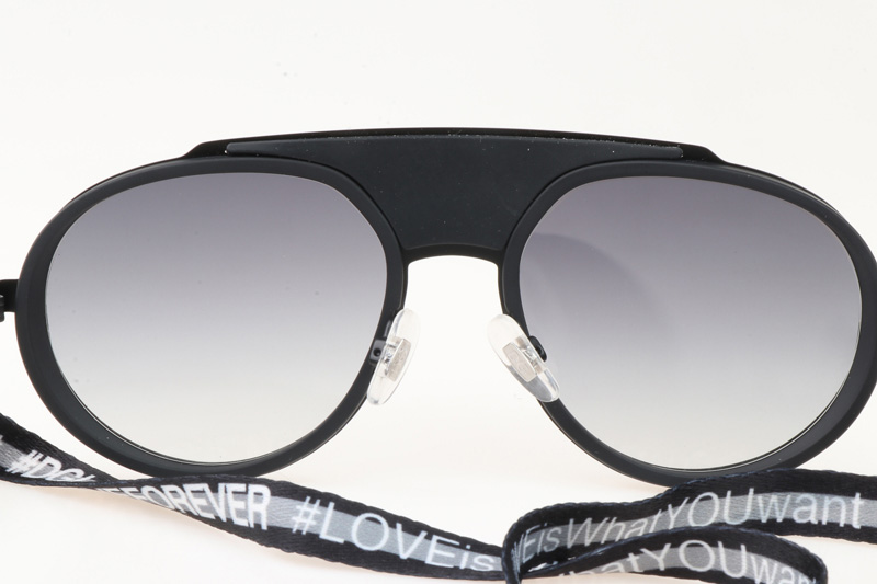 DG2210 Sunglasses In Black