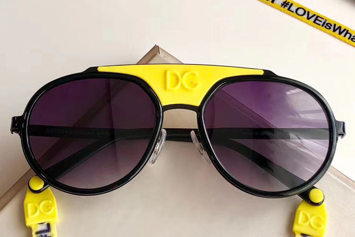 DG2210 Sunglasses In Yellow