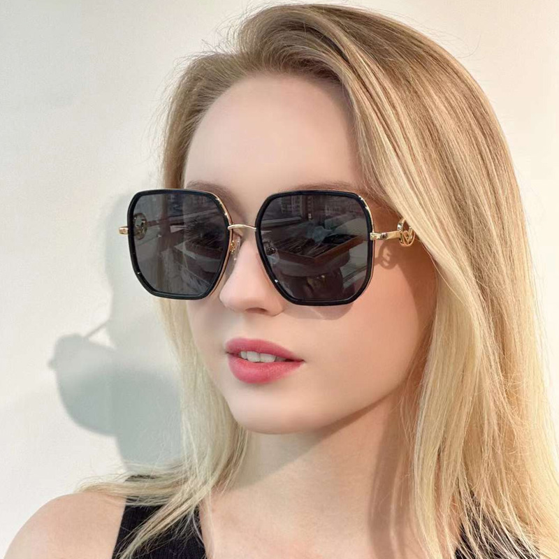 FE40031U Sunglasses Black Gold Gray