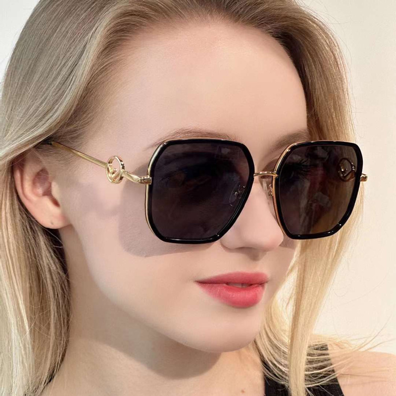 FE40031U Sunglasses Black Gold Gray