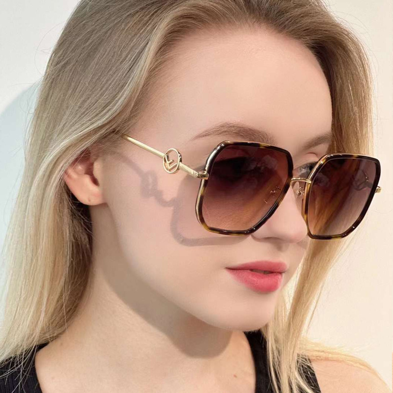 FE40031U Sunglasses Tortoise Gold Gradient Brown