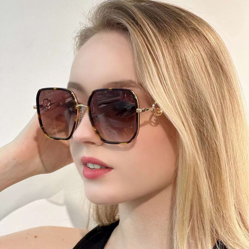 FE40031U Sunglasses Tortoise Gold Gradient Brown