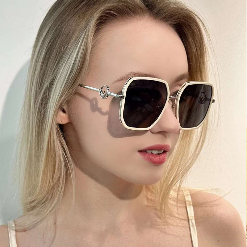 FE40031U Sunglasses White Silver Gray