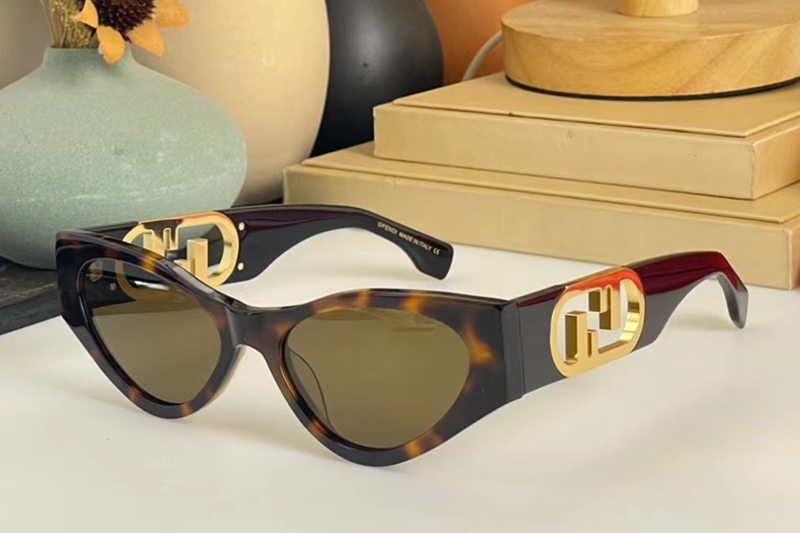 FE40049 Sunglasses In Tortoise