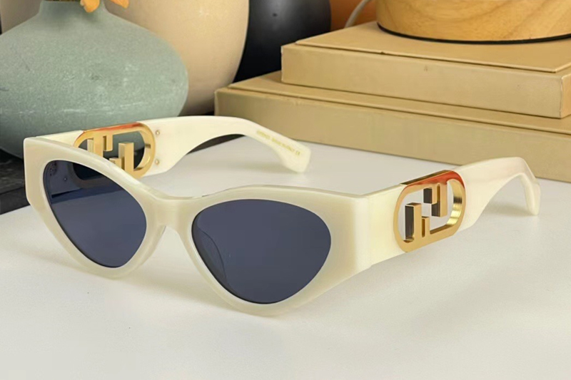 FE40049 Sunglasses In White