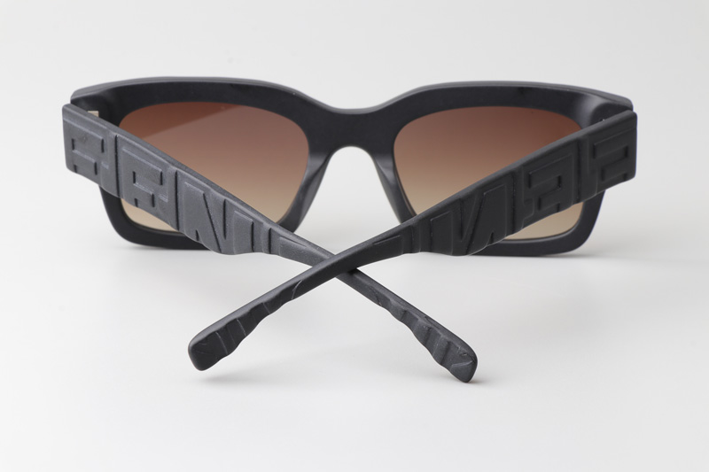 FE40104I Sunglasses Matte Black Gradient Brown