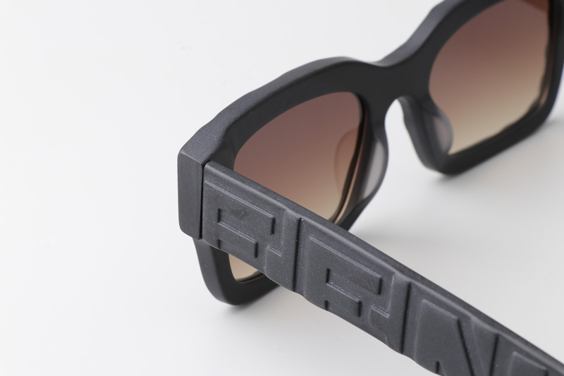 FE40104I Sunglasses Matte Black Gradient Brown