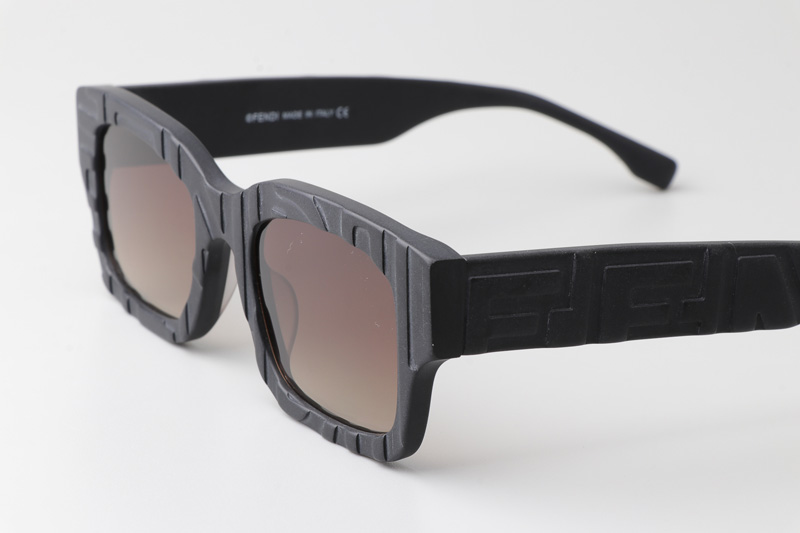 FE40104I Sunglasses Matte Black Gradient Brown