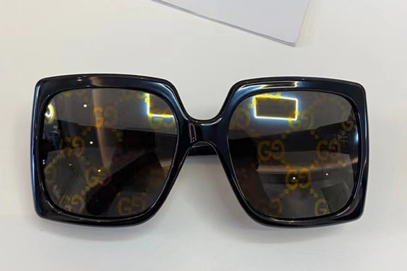 GG0876S Sunglasses In Black Gold Logo Lens