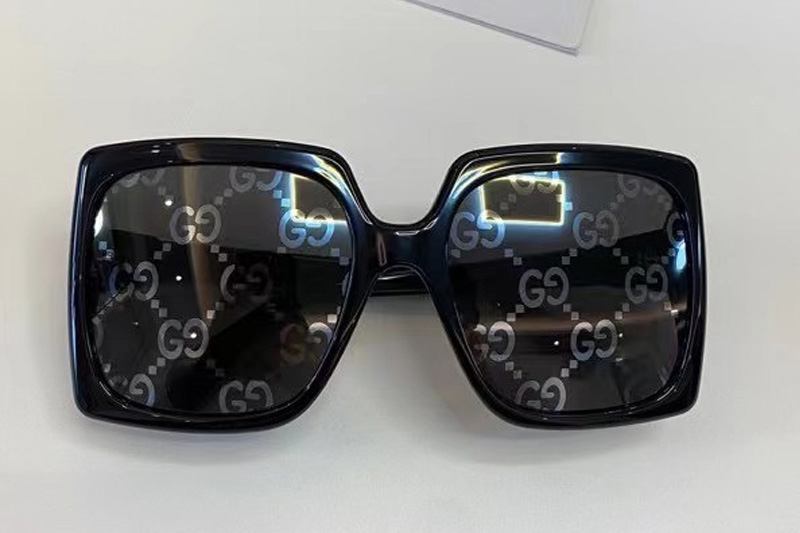 GG0876S Sunglasses In Black Silver Logo Lens
