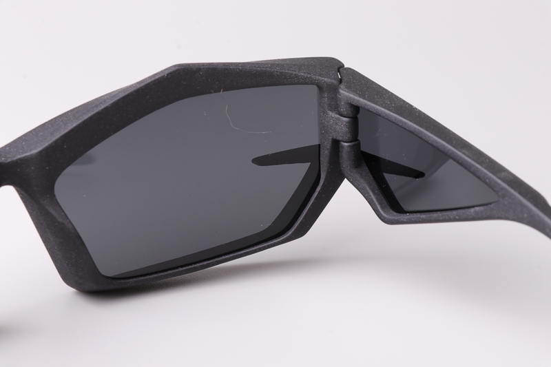 GV40049I Sunglasses Matte Black Gray