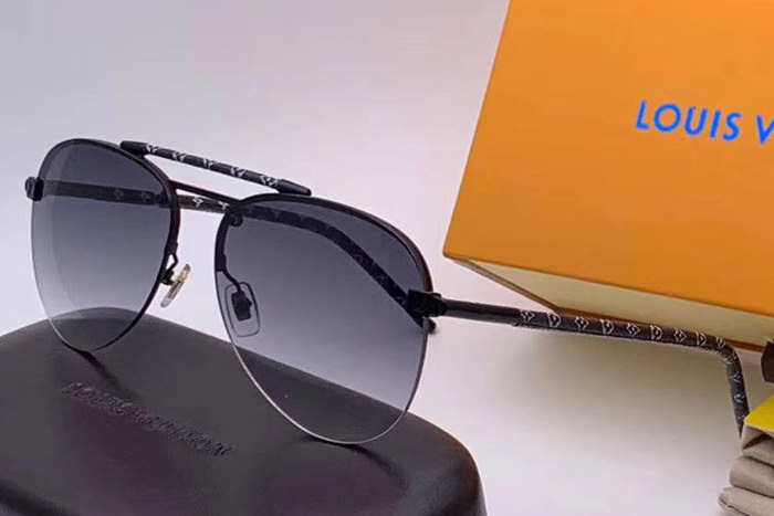 L-V Z1108E Sunglasses In Gunmetal Gradient Grey