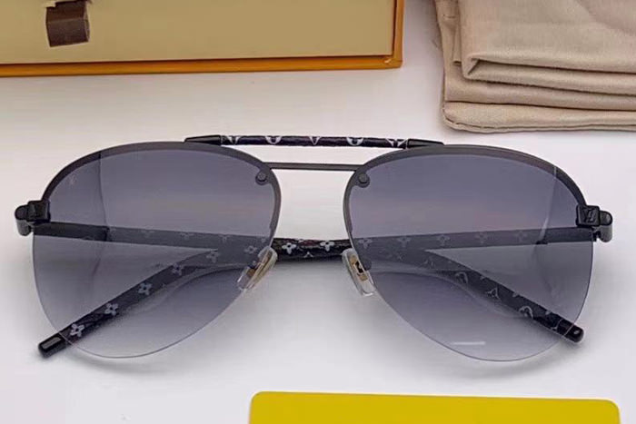 L-V Z1108E Sunglasses In Gunmetal Gradient Grey