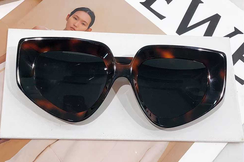 LW40154U Sunglasses Tortoise Gray