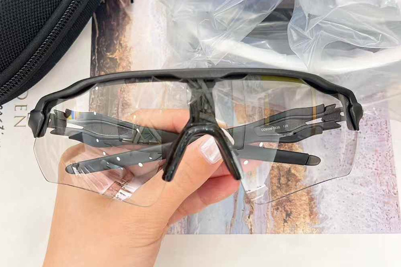 OO9208 Sunglasses Black Photochromic Gray