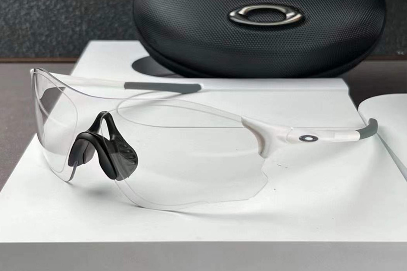 OO9313 Sunglasses White Clear Photochromic Gray