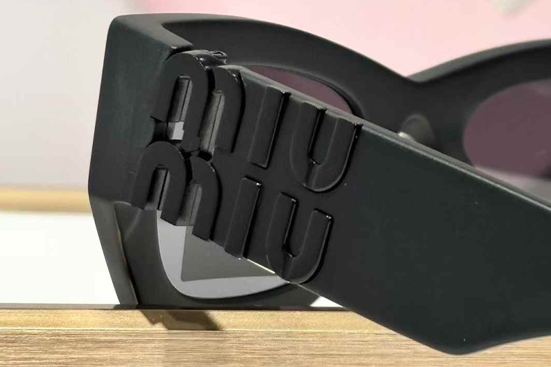 SMU09W Sunglasses Matte Black Gray