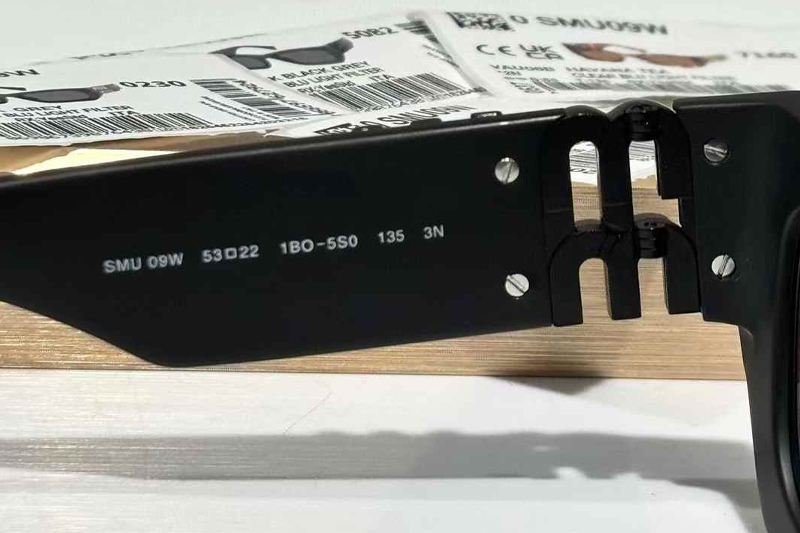 SMU09W Sunglasses Matte Black Gray