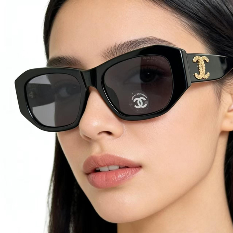 CH5554 Sunglasses Black Gold Gray
