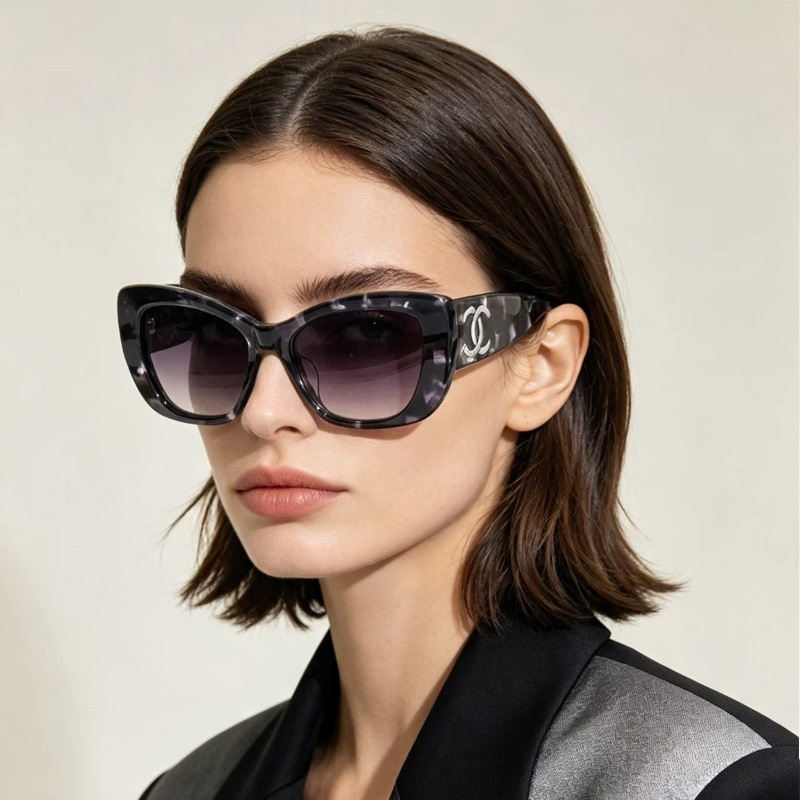 CHA71766 Sunglasses Gray Tortoise Gradient Gray