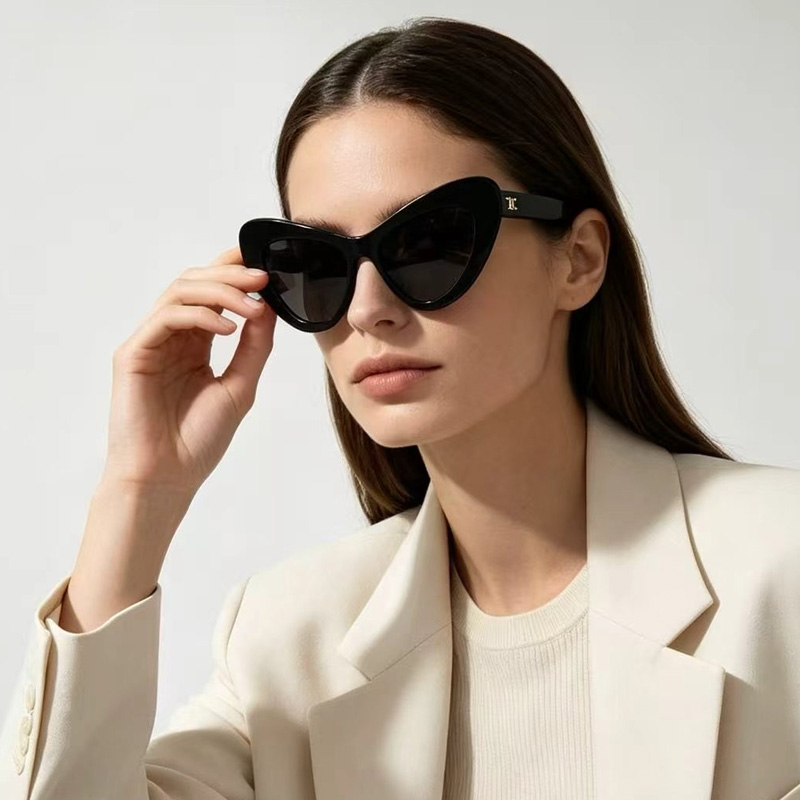CL40339U Sunglasses Black Gray