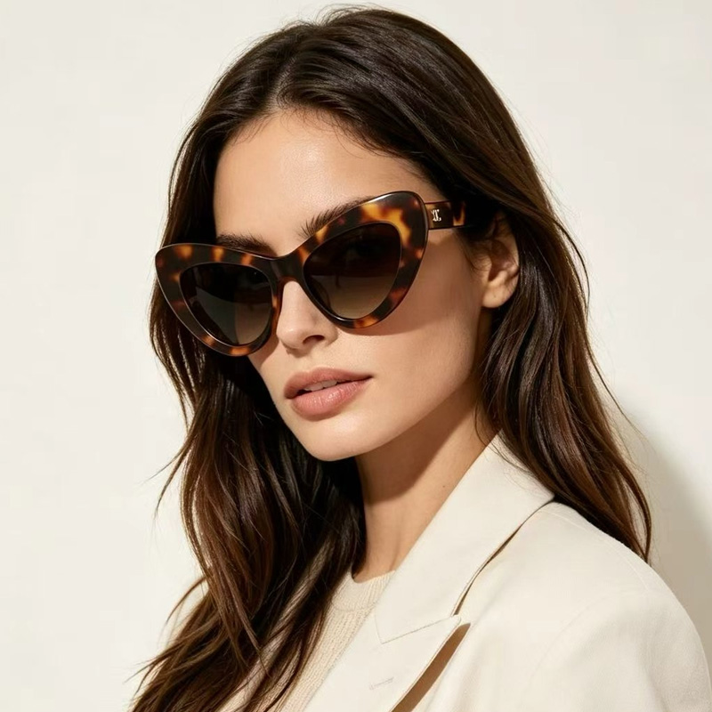 CL40339U Sunglasses Tortoise Gradient Brown